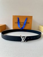 本款 3.0宽 Lv Iconic 双面腰带拼合 Monogram Empreinte 皮革和柔软牛皮革 与路易威登皮具系列单品搭配相宜 30 X 80 厘米