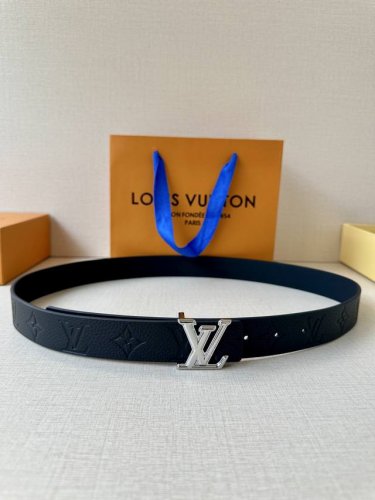 本款 3.0宽 Lv Iconic 双面腰带拼合 Monogram Empreinte 皮革和柔软牛皮革 与路易威登皮具系列单品搭配相宜 30 X 80 厘米