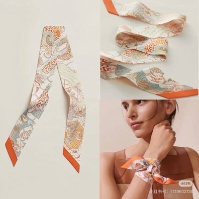 爱马仕 Hermes｜水上游乐园 Twilly小丝巾 束发带，产品描述：Twilly小丝巾 100%桑蚕丝 。 这款小巧的真丝配饰佩戴方式千变万化，可为您的日常