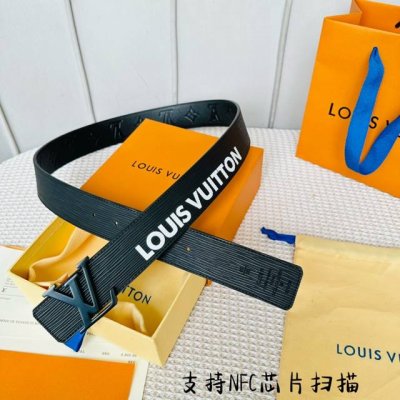寬度：40Mm 進口Ep水波紋襯托原廠小牛皮底壓花！飾有高級絲印Logo視覺效果 搭扣與皮帶相呼應締造獨特造型 雙面用