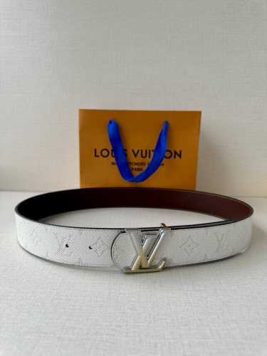 4.0宽 Lv Dimension Monogram HéRitage 双面腰带拼接素净皮革和 Monogram 涂层帆布，呈现经典设计的崭新演绎。品牌元素焕现