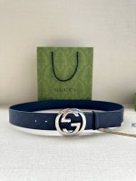 宽度3.8Cm Gucci 这款双面腰带巧妙融合gg Supreme帆布与头层品牌纹理材质，演绎历久弥新的实用设计理念。富有辨识度的双g配件再现典藏搭配，诠释当