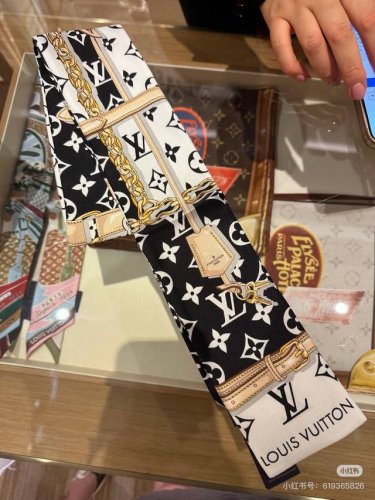 大量到货！ Lv 路易威登 经典黑白丝巾 老花三色！这款丝质束发带以Monogram花纹为背景，印有标志性的路易威登设计元素：皮革带、金属链与挂锁，是赠礼的理想