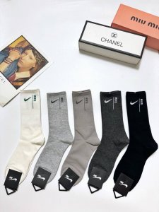 配包装 一盒5 双 Nike 耐克 经典字母Logo Ins超火爆高筒袜，纯棉面料，潮人必备 ，男女同款，经典配色 个性时尚百搭款，你值得拥有哦