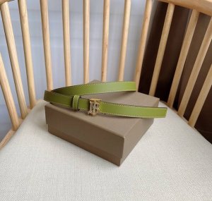 burberry 巴宝莉专柜同步上新 意大利精制双面两用腰带 精选饰有缉明线的三色皮革制成 镀金饰牌搭扣处装饰品牌专属标识图案 宽2.0Cm 精致优雅 P220