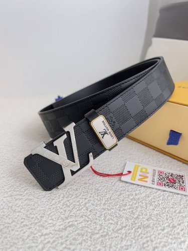 品名： Lv..路易..威登腰带皮带原单 型号：挂扣，经典纯钢材质面字母挂扣，头层牛皮，图片实物拍摄 材料：头层牛皮，挂扣系列，纯钢材质扣头，钯镀电镀工艺永不掉