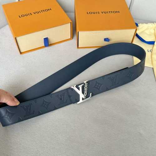 寬度：40Mm Lv Pyrmide Truck L Oeii雙面腰帶 驢家 海外原單代特供 面為進口小牛皮壓飾有標誌性品牌圖案效果工藝 原廠配色柔軟小牛皮底