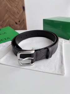 Bv 2025最新款男士编织腰带 纯手工Intreccio大格子编织 意大利荔枝纹小牛皮搭配微复古银色针扣 扁针扁孔设计 可活动皮圈 宽度35Mm 颜色: 咖啡