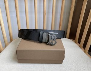 Burberry 巴宝莉专柜同步上新精选品牌标志性London格纹搭配平滑皮革反面设计 饰牌搭扣点缀品牌专属标识图案 宽:3.5Cm 精致优雅 简单大方
