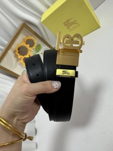 品名：巴宝莉 原单 材质：原单牛皮腰带 百分百头层牛皮腰带保证真皮，24K纯钢扣，专柜原单品质、做工精细，时尚大牌，送人自用首选 包装： 请认准如图专柜包装赠送