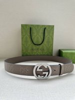 宽度4.0Cm Gucci 这款单品将品牌的过去与未来贯通在一起，以现代风格的全新设计诠释了经典设计元素。Guccio Gucci字母交织图案巧妙融入纹理和材质