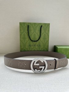 宽度4.0Cm Gucci 这款单品将品牌的过去与未来贯通在一起，以现代风格的全新设计诠释了经典设计元素。Guccio Gucci字母交织图案巧妙融入纹理和材质