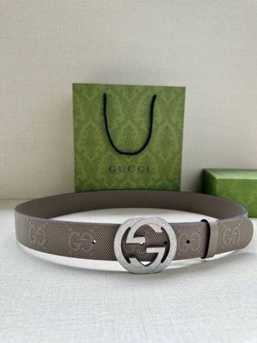宽度4.0Cm Gucci 这款单品将品牌的过去与未来贯通在一起，以现代风格的全新设计诠释了经典设计元素。Guccio Gucci字母交织图案巧妙融入纹理和材质