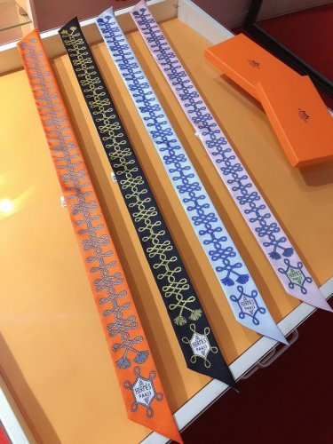 Phms2168 爱马仕Twilly 饰绦与勃兰登堡 顶级斜纹真丝打造 超精细的印花 字迹非常清晰 绝对是送礼自用的首选丝带既可绕于颈间，亦可缠于腕部、腰部，同