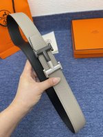 品牌爱玛仕 No.550 描述经典系列新品腰带，采用小牛皮材质，完美搭配手工车线，经典配色，可搭配商务西装或更为休闲的造型。腰带为法国尺寸，请在购买前参阅腰带尺