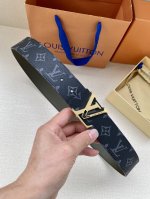 特 满溢艺术气息的搭扣为 Lv Line 40 毫米腰带凝聚视觉焦点：令 Monogram Eclipse 图案与素净牛皮革的双面拼接更显雅致。搭配正式或休闲着