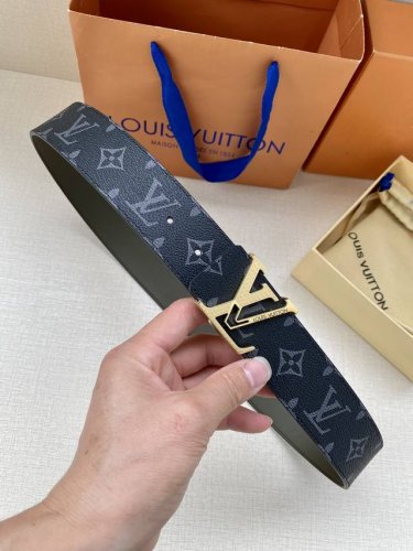 特 满溢艺术气息的搭扣为 Lv Line 40 毫米腰带凝聚视觉焦点：令 Monogram Eclipse 图案与素净牛皮革的双面拼接更显雅致。搭配正式或休闲着