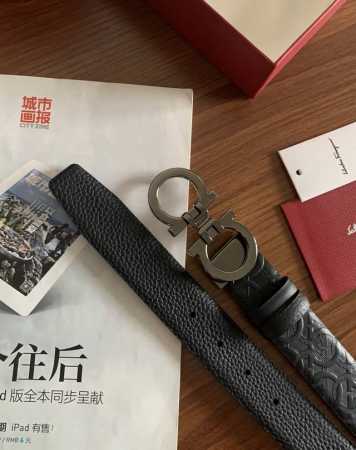 菲拉格慕 专柜新款压花皮带，搭配gancin纯铜扣，打造高雅考究的造型。宽3.5Cm，双面设计，长度可调节，达到量身定制般的修身效果。 - 点击图像关闭
