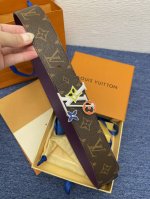 品牌Lv 4.0Cm 描述这款饰有Lv带扣的腰带配以水牛皮衬里，覆以Monogram 牛皮。展现细腻的品牌特质，是牛仔裤的理想配件 Lv字母带扣 Monogra