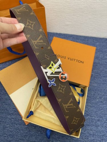 品牌Lv 4.0Cm 描述这款饰有Lv带扣的腰带配以水牛皮衬里，覆以Monogram 牛皮。展现细腻的品牌特质，是牛仔裤的理想配件 Lv字母带扣 Monogra