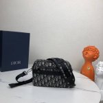 市场最高版本，欢迎对比 野生动物园信使包 米色和黑色Dior Oblique提花 产品编号:1Espo206Yky_H27E 实用紧凑的风格，是作为日常单品理想