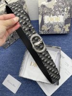 这款复古银色饰面黄铜腰带扣是二零二四春季系列新品，展示 Cd Dragon 标志。可与各式 35 毫米腰带搭配，提升格调，打造精致造型。 复古银色饰面黄