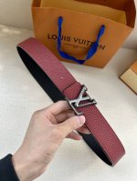 特 奢华款现代 Taurillon 皮革，饰以雅致大方的标志性 Lv 首字母。柔软结实的皮带，可搭配从礼服到休闲装各种服饰