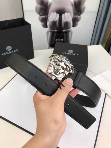范思哲versace此款时尚的腰带采用粒面小牛皮革精制而成，饰有立体美杜莎搭扣。4.0Cm宽