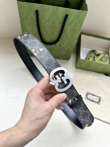 宽度4.0cm gucci 双面腰带，一侧为GG Supreme帆布融入米奇图案 ，反面一侧为进口头层砂底 配以互扣式双G原单钢扣采用真空电镀