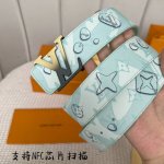 寬度：40Mm Lv Pyrmide Truck L Oeii雙面腰帶 進口面料飾有藍色標誌性圖案 襯托進口柔軟小牛皮底 全新升級搭扣 締造獨特造型 雙面用