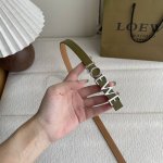 特 罗意威新款光滑牛皮革腰带，饰以金属Loewe标志，宽1.5Cm，五孔调节。颜色：橄榄色