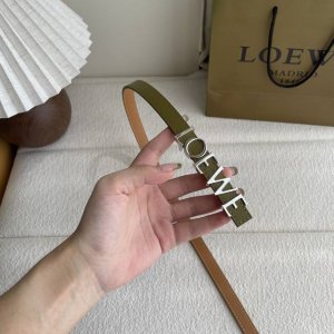 特 罗意威新款光滑牛皮革腰带，饰以金属Loewe标志，宽1.5Cm，五孔调节。颜色：橄榄色