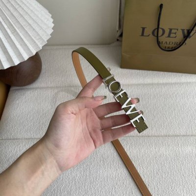 特 罗意威新款光滑牛皮革腰带，饰以金属Loewe标志，宽1.5Cm，五孔调节。颜色：橄榄色