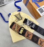 皮带：Lv..路易..顶级原单复刻- 腰带：百分百头层牛皮，保证真皮。立体菱形镂空24K纯钢扣涂鸦彩绘图案艺术双面可用专柜同等质量， 送人自用首选 包装： 请认