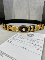 特 宽度4.0Cm Versace 范思哲 此款palazzo腰带采用牛皮革面料制作，并饰有le Pop Classique图案印花和标志性的椭圆美杜莎五金配件