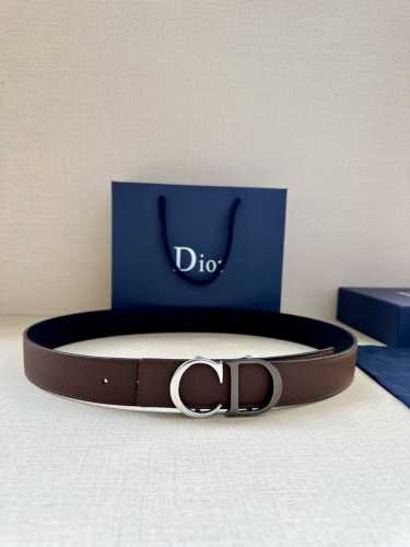 特 宽度3.5Cm Dior 这款腰带扣采用“Cd”标志造型，以金属覆层黄铜精心打造。可与各式 35 毫米腰带搭配，提升格调，打造优雅精致的造型。