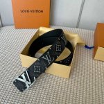 原版包裝 驢牌原單新品 寬度40毫米 此款腰帶雙面可用 做工精細的新型搭扣 面採用專用定制面料 襯托獨具特色的小牛皮底 百搭款