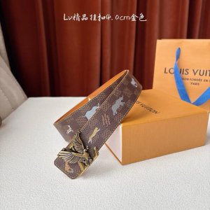 本款 Lv Initiales 40 毫米双面腰带以电影叙事为灵感，气质颇具神秘魅力。Damier 格纹一侧点缀奇趣动物插画，这些图案最初只出现于为电影 穿越大