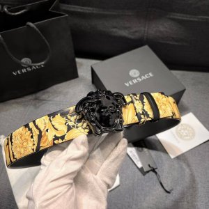 范思哲，宽4.0Cm，原单精品，3D美杜莎腰带扣-Barocco印花-材质，头层牛皮，此款光滑的Saffiano皮革腰带饰有Barocco印花。配有带3D美杜莎