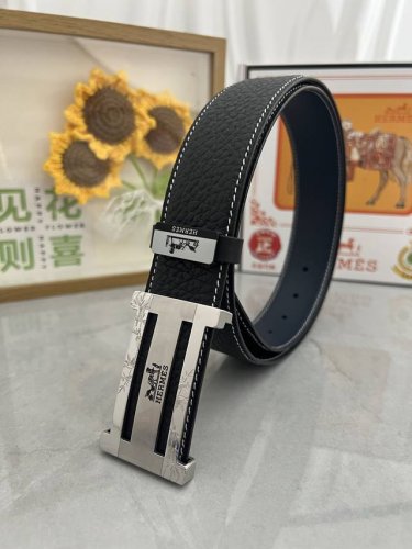品名：Versace.范思哲 材质：原单牛皮腰带 百分百头层牛皮腰带保证真皮，24K纯钢扣，专柜原单品质、做工精细，时尚大牌，送人自用首选 包装： 请认准如图专