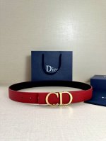 特P170 Dior 这款双面腰带结合典雅气质与摩登风范。双面均采用粒面牛皮革精心制作，一面为黑色，另一面为中国红、可搭配各式 35 毫米腰带扣，更添精致，打造