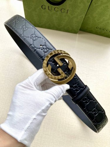 宽度4.0Cm Gucci 互扣式双g带扣腰带，采用热压印技术的gucci Signature蓝色皮革精制而成，触感厚实，印花图案清晰分明。