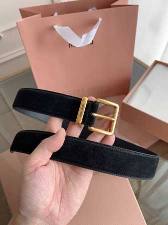 Miumiu 宽度3.5Cm 编号5Cc536 双面头层绒面小牛皮材质，皮料柔软舒适 背面原版钢印Logo。 精细的做工，搭配纯铜扣头 古铜色 金色 银色 - 点击图像关闭