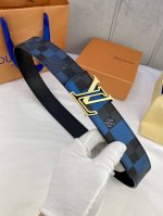 特 4.0宽 双面腰带以平纹小牛皮搭配品牌标志性的damier Cobalt帆布，丰富时尚造型选择。平纹小牛皮面适合商务造型，反面的damier格纹帆布则更显都