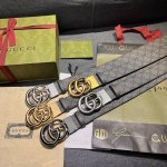 特 古奇 新款 Gg Marmont系列每一季都会推陈出新，为灵感源于70年代的标志性gg配件注入现代精髓。这款灰色和黑色gg Supreme帆布腰带反面采用灰