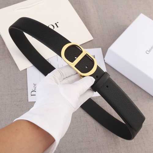 宽度3.5Cm Dior 迪奧 摔紋無線帶身 採用進口雙面頭層牛皮，手感細膩、配經典板扣 商務高端大氣上檔次！品質優良 做工精細；品質保證！帶身可裁剪