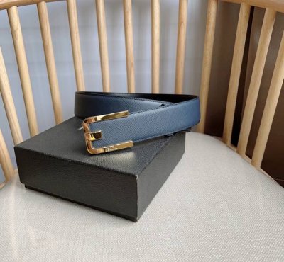 高端品质，实物拍摄 批￥ 配全套礼盒 ：Prada 普拉达 专柜最新款 这款腰带精致低调 优雅摩登 简约时尚的金属带扣配有刻字徽标 勾勒精致细节 是prada男