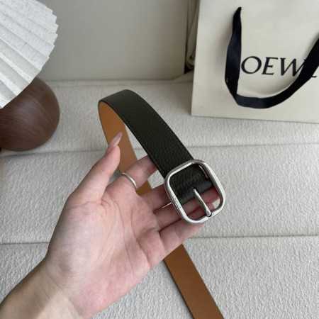 特 Loewe新款柔软粒面牛皮革腰带，圆形搭扣，3.2Cm宽，五孔调节，镌刻Loewe标志。颜色：苔原绿色 银扣 - 点击图像关闭