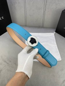 宽度4.0Cm Versace范思哲平纹磨砂底双面头层、此款腰带配醒有目的美杜莎头搭像扣，可为任何型造增添分几立体雅效致果