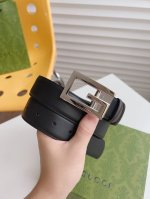 Gucci 黑棕两色双面小牛皮腰带。配饰继续引领Gucci全新系列的潮流，以独具匠心的丰富细节和实用功能演绎出众品质。经典的方形G搭扣元素令整款腰带更添魅力。皮